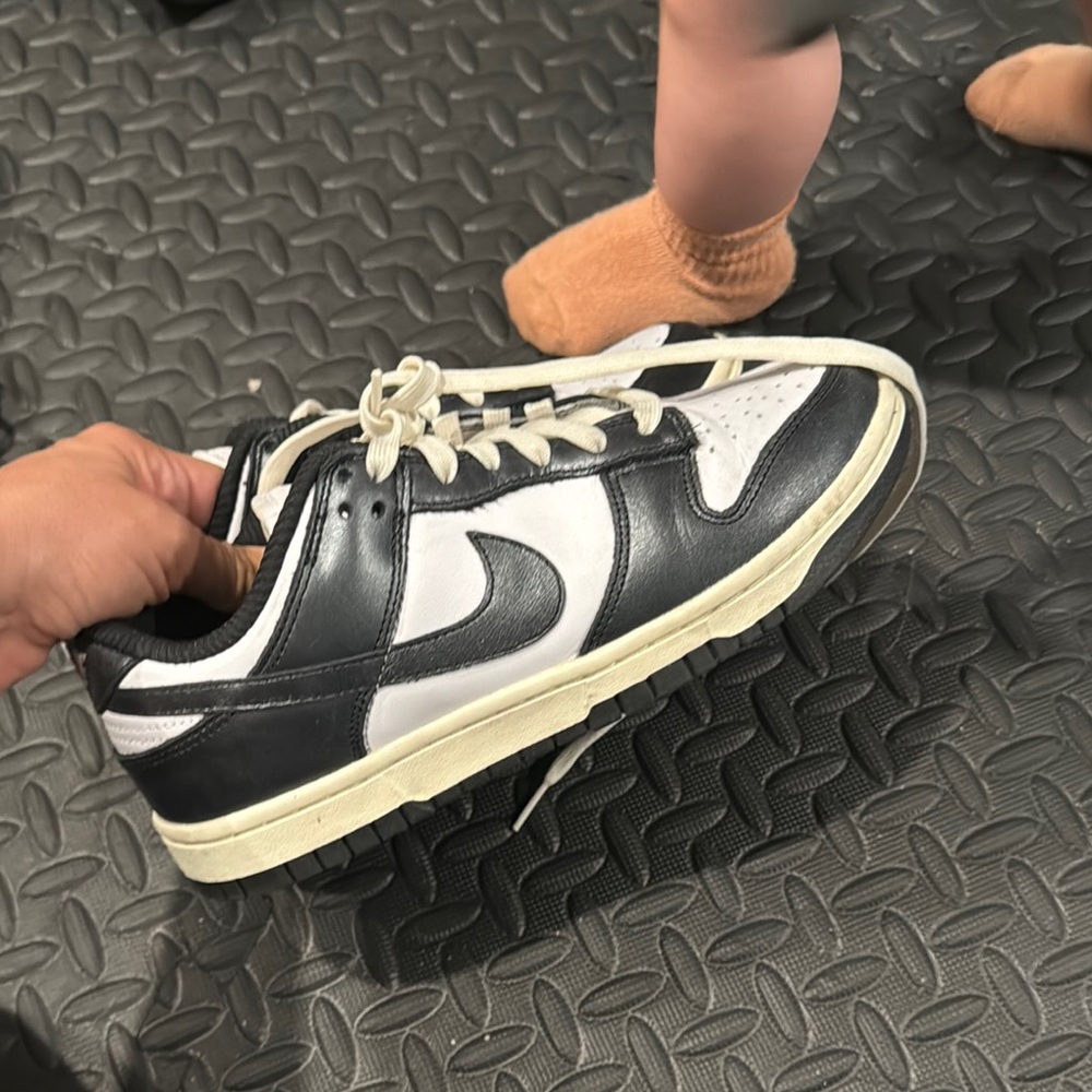 Nike dunk Black and White Sneakers - Picture 4 of 9